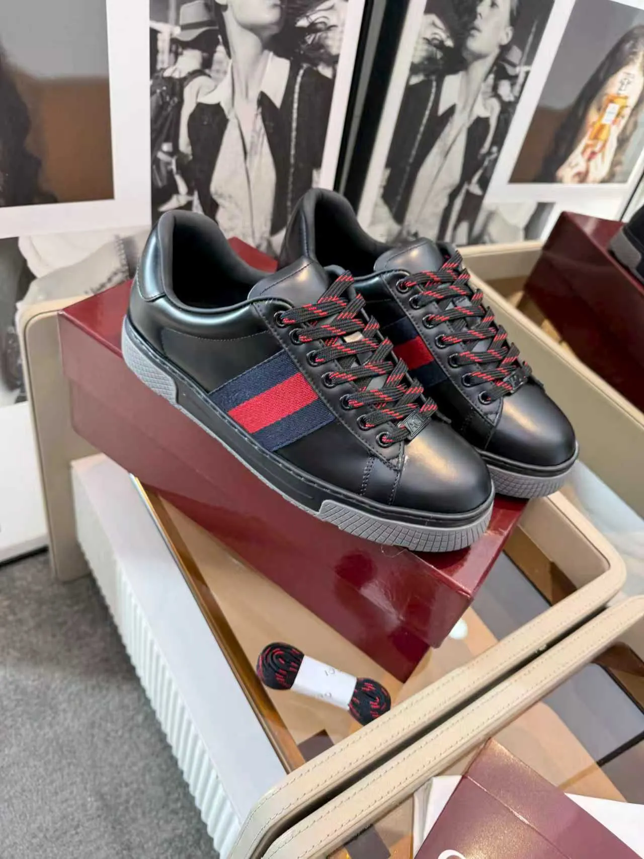 [G Home] P: 580💰 Men's model, Sizs: 39-44 (customized at 45) GUCCI classic design, casual elements, catwalk model. This pair of top-quality GUCCI shoes, with pure white as the main tone, shows elegance. The iconic red and green webbing embellishment instantly demonstrates the brand's charm and trendy attitude without the need for too many words. The upper material is delicate and feels comfortable, making every step feel like walking on the clouds. Exquisite details, such as shiny decorations and unique metal buckles on the shoes, add highlights to the overall look, giving off a unique brilliance inadvertently. Whether paired with casual jeans for a casual look or paired with a simple dress for a gentle and romantic look, it can be easily worn and becomes a versatile item in your wardrobe. Choose it and embark on a journey that combines style and comfort, making every trip a fashion show.